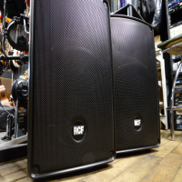 <p>Professional high-powered PA speakers - phenomenal sound!</p><p>Secondhand but very well looked after by one previous owner - mint condition.</p><p>Power Output: 1400W Peak / 700W RMS&nbsp;</p><p>Class-D amplifier (1000W peak low frequency, 400W peak high frequency).</p><p><br /></p>