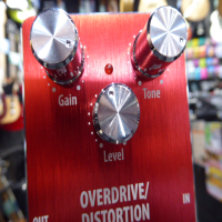 Cheap and cheerful overdrive/distortion pedal in mint condition with box.