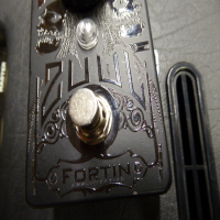 <p>High quality noise gate pedal for guitar/bass.</p><p>Condition: The threshold input range switch knob on the side has broken off and requires a small screwdriver or something similar to operate it, otherwise it's in great condition and everything works fine.</p>