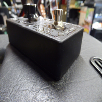 <p>High quality noise gate pedal for guitar/bass.</p><p>Condition: The threshold input range switch knob on the side has broken off and requires a small screwdriver or something similar to operate it, otherwise it's in great condition and everything works fine.</p>