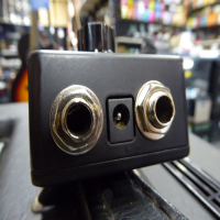 <p>High quality noise gate pedal for guitar/bass.</p><p>Condition: The threshold input range switch knob on the side has broken off and requires a small screwdriver or something similar to operate it, otherwise it's in great condition and everything works fine.</p>