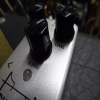 Affordable compressor pedal in excellent condition with original box.
