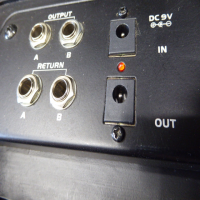 <p>Decent and affordable powered pedalboard.</p><p>Condition: A little bit of wear on the inside protective foam (as seen in the pics), otherwise fine.</p>