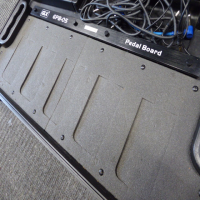 <p>Decent and affordable powered pedalboard.</p><p>Condition: A little bit of wear on the inside protective foam (as seen in the pics), otherwise fine.</p>