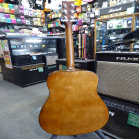 <p>Classic entry-level acoustic guitar by Yamaha.&nbsp; Sunburst finish.</p><p>Good condition.</p>