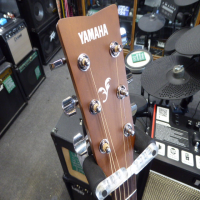 <p>Classic entry-level acoustic guitar by Yamaha.&nbsp; Sunburst finish.</p><p>Good condition.</p>