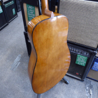 <p>Classic entry-level acoustic guitar by Yamaha.&nbsp; Sunburst finish.</p><p>Good condition.</p>