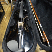 <p>This 4/4 full-size beginner violin handcrafted with a laminate spruce top, basswood back and sides, and maple bridges.</p><p>It delivers excellent resonance transmission and a penetrating tone, while the spruce top enhances tonal projection, offering rich, clear tones.</p><p><br /></p>