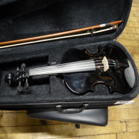 <p>This 4/4 full-size beginner violin handcrafted with a laminate spruce top, basswood back and sides, and maple bridges.</p><p>It delivers excellent resonance transmission and a penetrating tone, while the spruce top enhances tonal projection, offering rich, clear tones.</p><p><br /></p>
