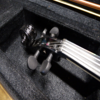 <p>This 4/4 full-size beginner violin handcrafted with a laminate spruce top, basswood back and sides, and maple bridges.</p><p>It delivers excellent resonance transmission and a penetrating tone, while the spruce top enhances tonal projection, offering rich, clear tones.</p><p><br /></p>